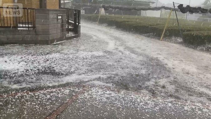 大量の雹“まるで流氷”…関東各地でゲリラ雷雨　週末も天気急変に注意 1枚目