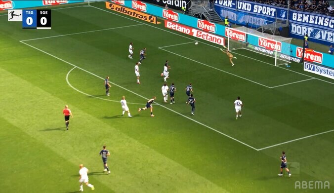 衝撃！ 堂安律の“神業ショット”が「ゴラッソ製造機か」「シュートうますぎ」黄金の左足で移籍後ブンデスリーガ初得点 3枚目