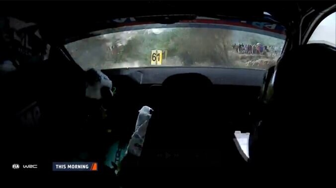 曲がりきれずコース左へ