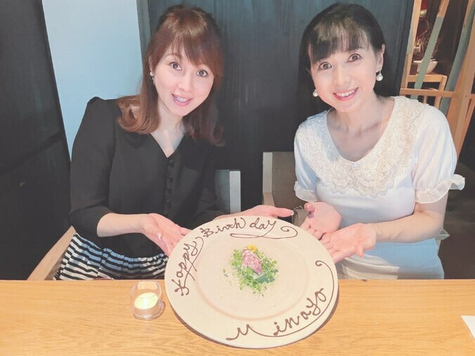  渡辺美奈代、誕生日を迎え西村知美とランチ「35年の長～いお付き合い」  1枚目