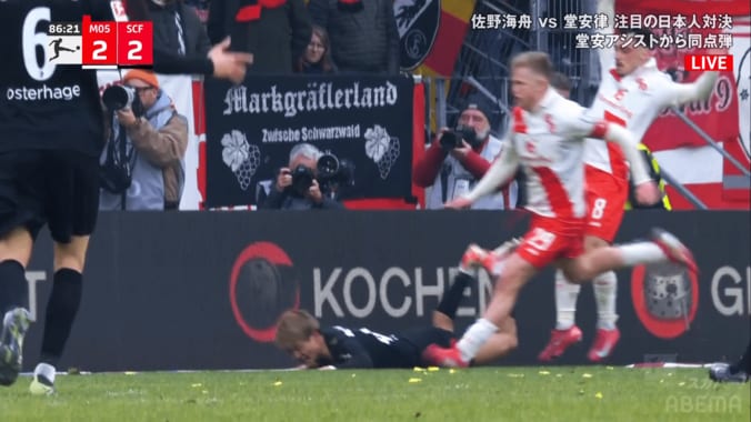 物議を醸す判定！ 堂安律が圧巻“反発ステップぶち抜き”から大転倒「PKだろ」「倒されてるやん」「もっと粘った方が…」ノーファウルでファンの意見割れる 2枚目