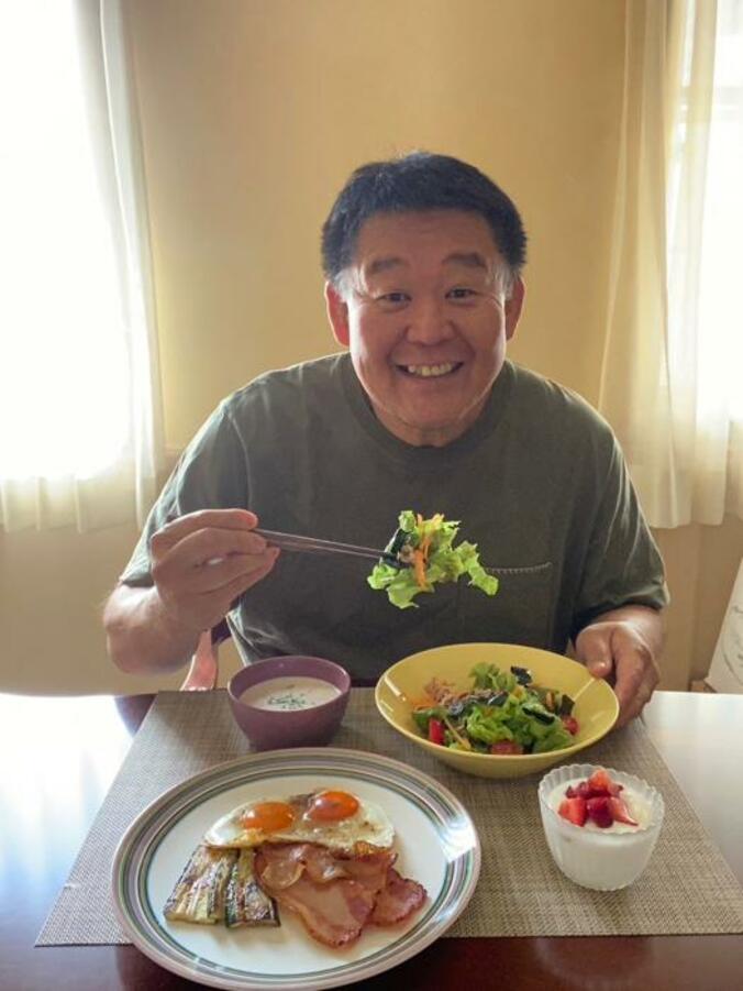  花田虎上『コストコ』の品を使った朝食を公開「美味しそう」「ボリューム満点」の声  1枚目