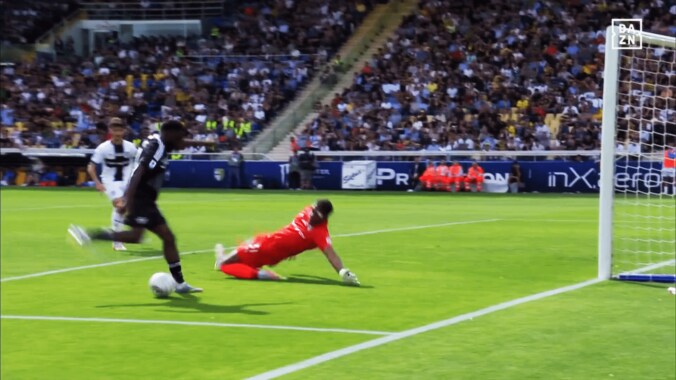 嘘だろ！？ 鈴木彩艶、“マトリックス仰け反り”にファン驚愕「腕の伸ばし方すごい」「リアクションの速さレベチ」“反応だけで”大ピンチに粘り勝ちした瞬間 4枚目