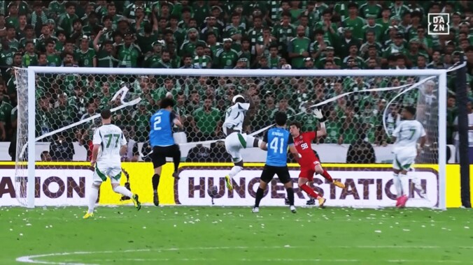 「なんでサウジいるんすか…」フィルミーノが“縦回転チップクロス”で川崎F翻弄→ファン脱帽「意味不明な体勢から理不尽な精度」「個の力で圧倒」「さすがすぎる」【ACLE決勝】 2枚目