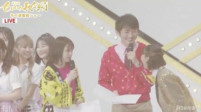 玉井詩織がボケまくり千鳥ノブが「イカ2貫！」と突っ込む 一夜限りのユニット“小鳥”が横アリ沸かせる 4枚目