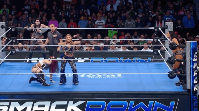 イヨのポーズを真似して変顔のジュリア