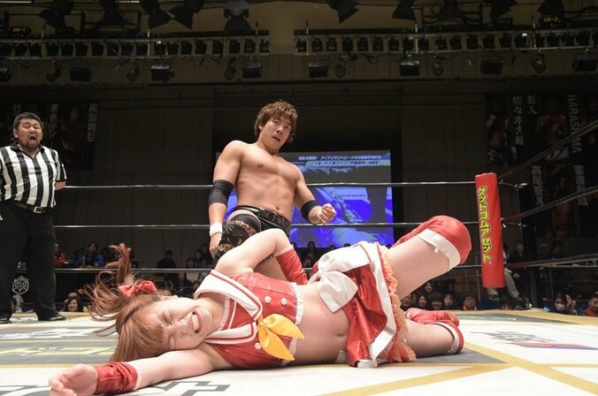 「これからも誰にだって、何を言われようと中指立てる」伊藤麻希、DDTの新世代エース・竹下幸之介のヒザで壮絶KO負け 2枚目