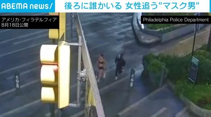女性と“マスク男”