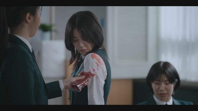 【写真・画像】「私の胸にすっぽり入る」キャミソール姿のJKを後ろから抱きしめ…　1枚目