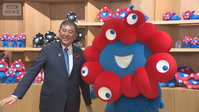 石破茂総理大臣（当時）とミャクミャク（2025年10月）
