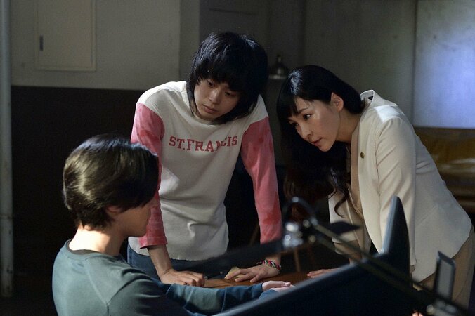 祐太郎（菅田将暉）が詩織（コムアイ）の死体を発見　残されたエンディングノートに書かれていたのは…『dele』第2話あらすじ（場面写真15枚） 5枚目