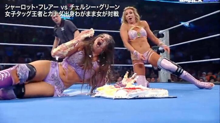 【映像】女子レスラー、特大ケーキに“頭から突っ込む”屈辱シーン