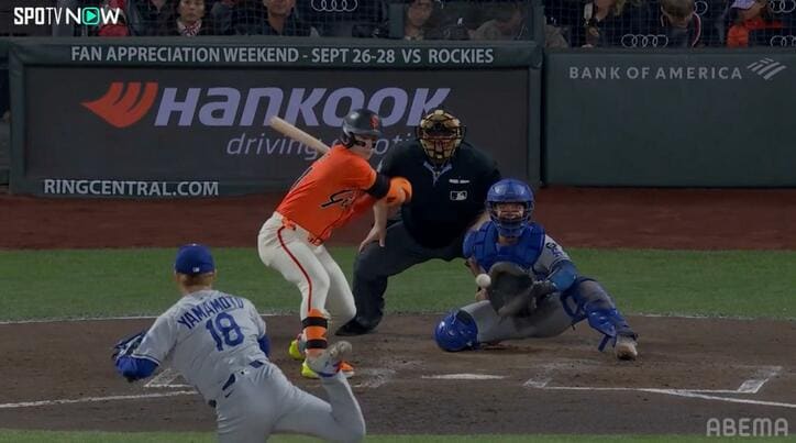 【写真・画像】「漫画みたい」山本由伸、同僚のファインプレーにガッツポーズ！美しすぎるジャンピングキャッチの瞬間　1枚目