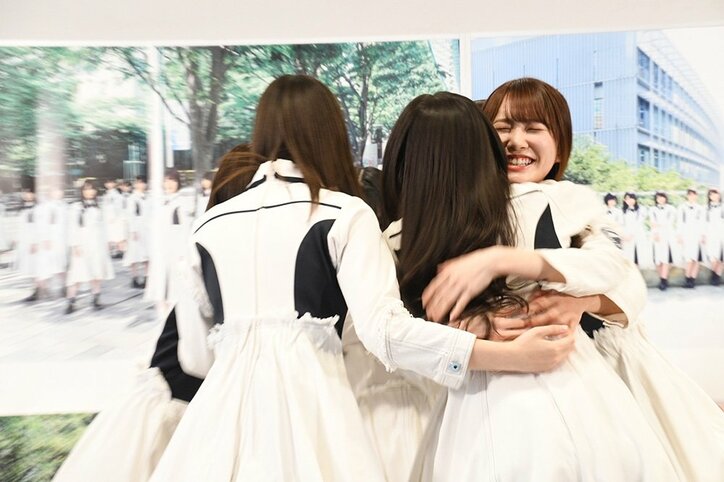 ”ひらがなけやきファン”芸人、「日向坂」を訪れ「魂感じますね」「やさしい感じがする」