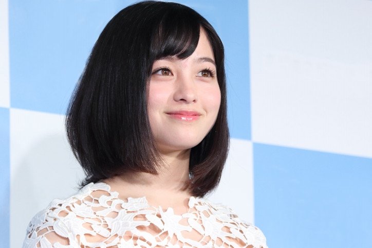橋本環奈、キュートな“上目遣いショット”にファン悶絶「やばい可愛すぎる」「マジ天使」