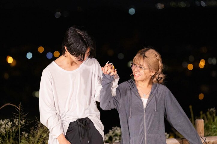 金髪ギャル、モテ男に不意打ちハグで積極アピール「これがしたかっただけなんで」