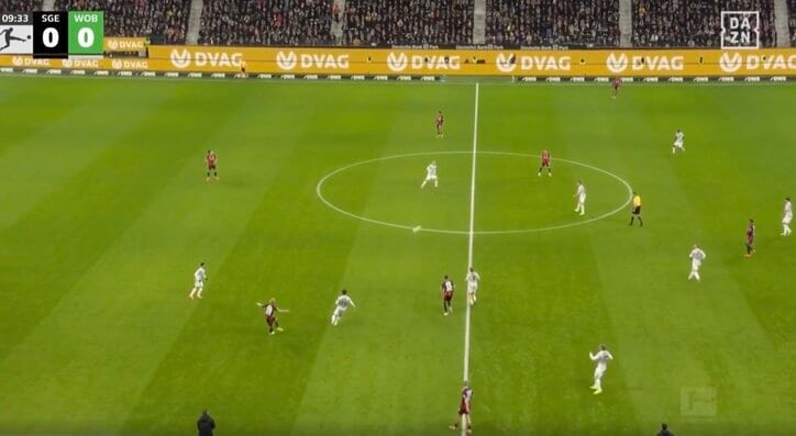 【写真・画像】「怖すぎる…」川﨑颯太、危険タックル→相手選手を吹っ飛ばす「エグいな」「ガッツリ削った」場内騒然のプレーにファンはヒヤヒヤ　1枚目