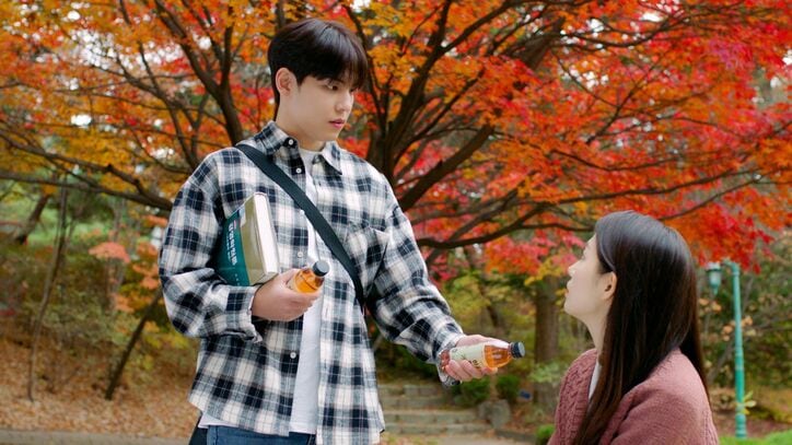 DAY6ウォンピルが優しい先輩役で登場！泥酔したヒロインとの衝撃の出会い…IZ*ONEのカン・ヘウォンも出演『不良に惚れた時』1＆2話