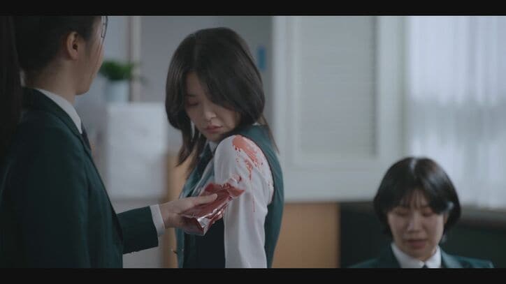 【写真・画像】「私の胸にすっぽり入る」キャミソール姿のJKを後ろから抱きしめ… 1枚目