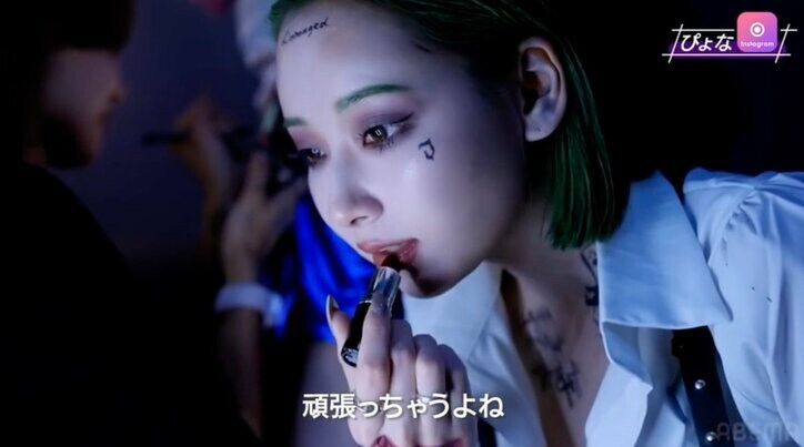 【写真・画像】圧巻ボディの美人ギャル、胸元大胆なジョーカー姿を披露 戦慄かなのはハーレイ・クイン 2枚目