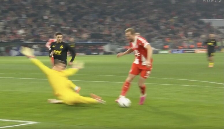 ハメられた…！“一瞬の動き”で相手GKが混乱「上手すぎ」 FWケイン、巧みな”駆け引き”→PK獲得「これが世界最高峰」