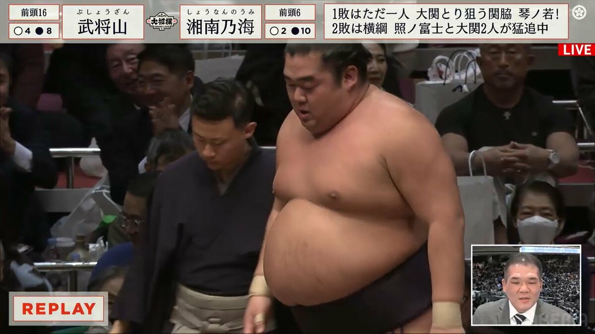 漢が燃える格闘家も熱心に相撲観戦 鋭い眼光も姿勢はかわいい“体育座り 