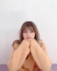 「可愛い過ぎて気を失いそう」「天使杉ます」生見愛瑠のキュートな“肘付きショット”にファン興奮