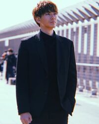 「すぐ戻ってくるから、待っててな！」出張に向かうマサ（三浦翔平）に、ファン「すぐ戻ってきて下さい」「いつまでもまってます」 『Ｍ　愛すべき人がいて』