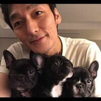 草なぎ剛、愛犬3匹との最新セルフショット公開し「幸せそうな顔」「かわいくて悶絶！」の声