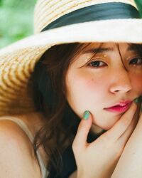 「宇宙一可愛すぎる大勝利」「夏の美女」鈴木愛理の“アンニュイ”な表情のカットに絶賛の声