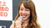 川崎希 “4人で18000円”ホテルのプールを家族で満喫「空いていて景色も絶景」