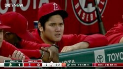 「オオタニサンきたあああ」 大谷翔平が「チラ谷」ベンチに降臨！ 球場観客も一斉に注目