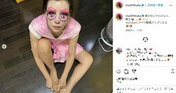 仲里依紗、ド派手衣装＆メイク中の“素の表情”を公開 「可愛いし面白いし最高」「裏側の風景」の声