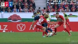 「これがファウルかよ！？」 ゴールを決めた堂安律、強靭なフィジカルからのタックルで相手選手を吹っ飛ばす！ 爆速スピードで鬼プレスを炸裂した瞬間