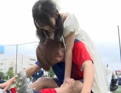 元FC東京ユースに所属していたサッカー高校生、可愛い彼女とストレッチでイチャイチャ…周囲が注意も