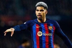 公式戦連敗も…バルサDFアラウホ、今季3度目の“エル・クラシコ”へ「とても団結できている」