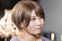 「ヤバいですね、吸い付きます」写真集1位“綺麗すぎるプロレスラー”、胸元チラ見えキャミワンピで合コン降臨！ KOC芸人を骨抜きに
