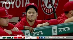 大谷翔平 手術後初めてベンチに登場、試合前にはチームMVPも受賞 チームは連勝ならずも多くの観客が兜姿で声援送る