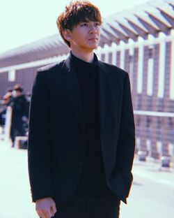 「すぐ戻ってくるから、待っててな！」出張に向かうマサ（三浦翔平）に、ファン「すぐ戻ってきて下さい」「いつまでもまってます」 『Ｍ　愛すべき人がいて』