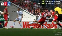 衝撃の３％！ 堂安律の“股抜きスーパーゴール”に現地実況も大絶叫「グレイトフィニッシュ」「振り速い」「あの密集で決めるとは…」今季９得点目の決定的瞬間