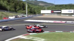 いくら何でも無茶すぎる！3台並走の大混戦バトルで「間に入った」　“板挟み”から急加速！？シビックタイプRが抜け出した“神業オーバーテイク”の瞬間