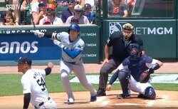 えっ？ 右手一本でそこまで飛ばすか…！？ 大谷翔平の“変態片手打ち”三塁打がヤバすぎると話題に「マジかｗ」「怪力すぎる」