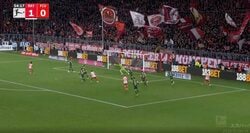 「ヤバすぎるだろ」「どういう態勢！？」怪物FWしかできない“超高難度シュート”が炸裂した瞬間　右からのハーフバウンド→逆足インサイドで打つ“技ありの一撃”