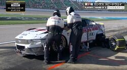 F1ではあり得ない！？ クラッシュしたマシンを「何がなんでも」直したい→驚きの光景に「出ましたね」実況は“驚かなかった”意外な手法