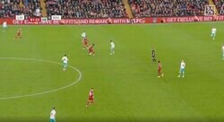 「ほんとに打ったら怒るよ！」スタジアムが揺れる“爆音”…ゴールから40m地点で「シュート！」の大合唱が響き渡る瞬間　リバプール遠藤航の“代役”最古参DFへ愛あるいじり