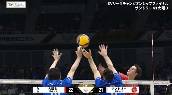 髙橋藍のスパイクを防ぎきることができずボールは後方へ