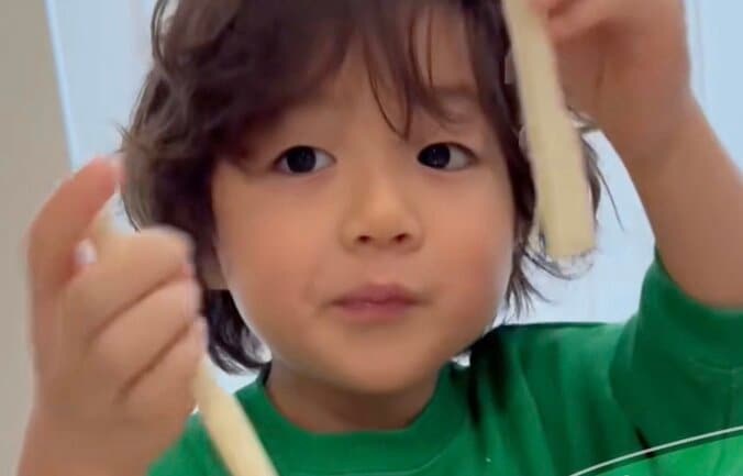 【写真・画像】SNSフォロワー200万人超「かわいすぎる」と話題の4歳児がまさかの投げキッス ハンサム過ぎるパパも登場　1枚目