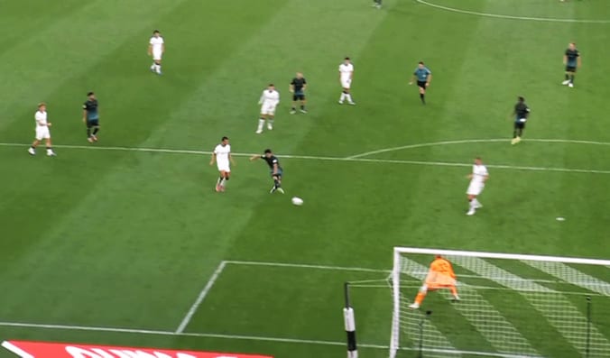 シュートを放つ菅原由勢