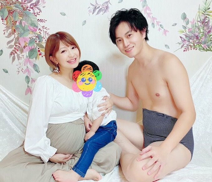  梅田賢三、妻・矢口真里とのマタニティフォトを公開「手島優さんに撮って頂きました」  1枚目