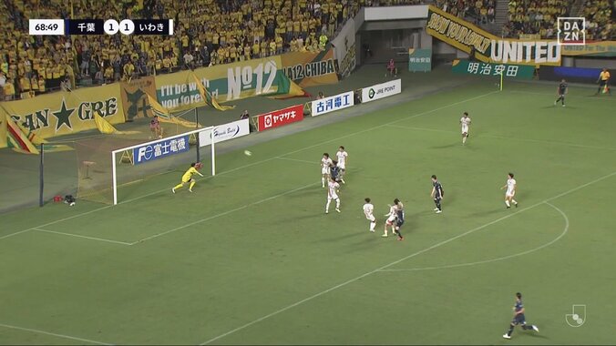 「鳥肌立った」痛めた足で振り抜いた豪快ゴラッソ！「いい振り足」「トラップがよかった」劣勢をはね返す魂の弾丸シュートに脚光 4枚目